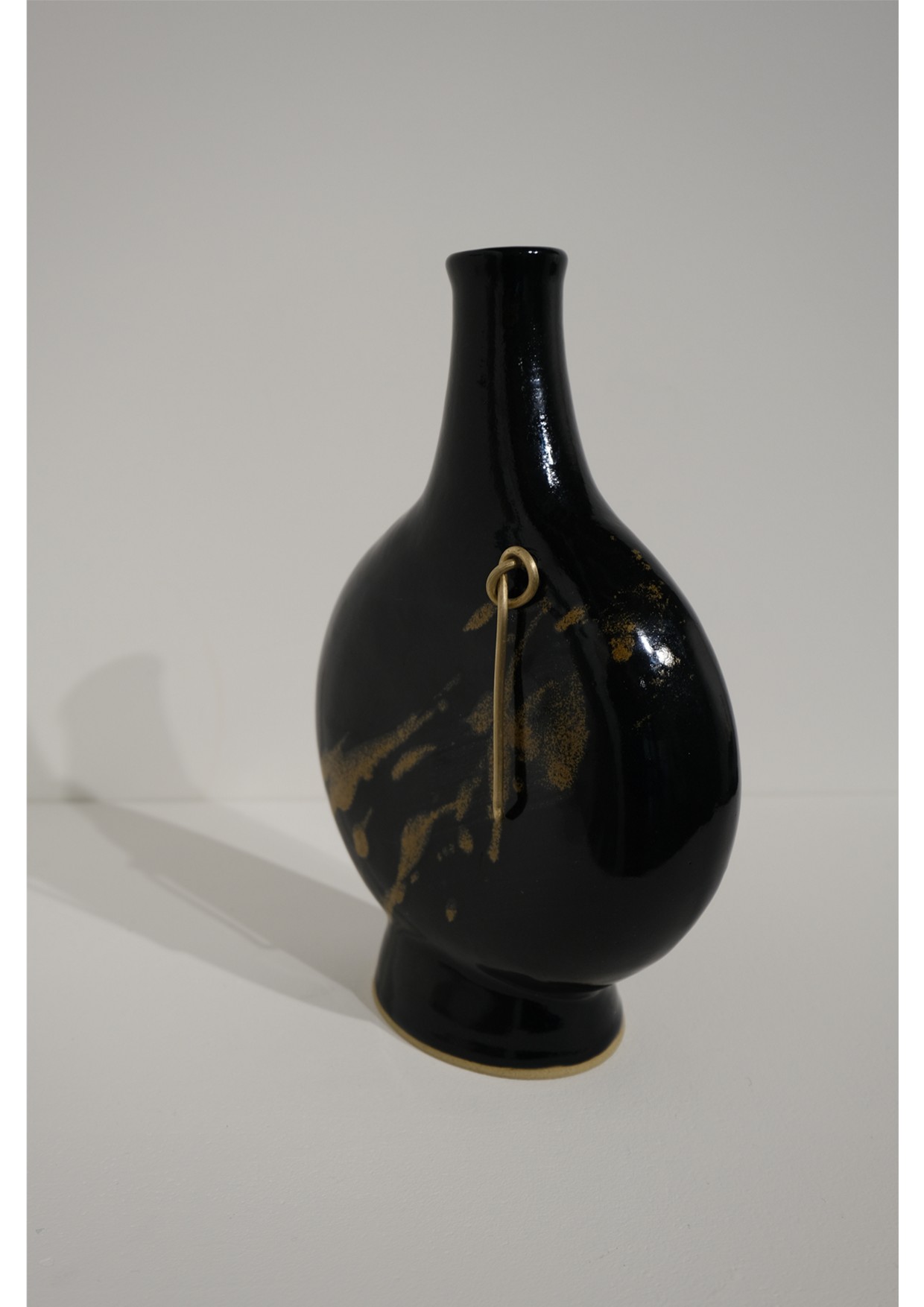 The mutinous Shannon waves (pilgrim flask XVI, after James Joyce)